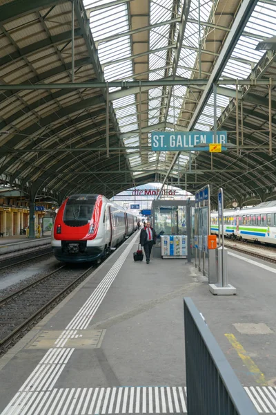 St. Gallen, SG / Suiza - 8 de abril de 2019: Tren de Sankt Gallen — Foto de Stock