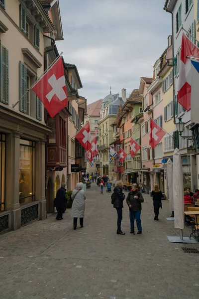 Zurique, ZH / Suíça - 8 de abril de 2019: pessoas e turistas em — Fotografia de Stock