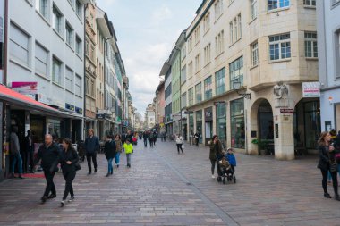 Winterthur, zh/Isviçre-8 Nisan 2019: koşuşturma ve otobüs