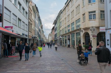 Winterthur, zh/Isviçre-8 Nisan 2019: koşuşturma ve otobüs