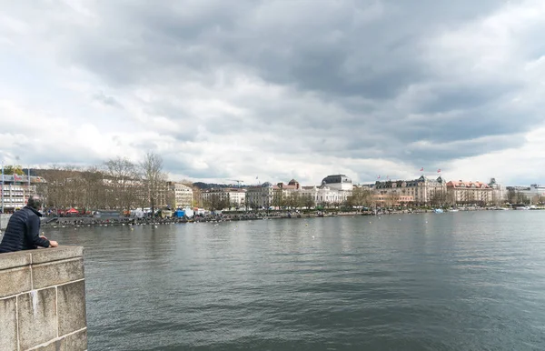 Zurich, ZH / Suiza - 8 de abril de 2019: el turista admira la ci — Foto de Stock
