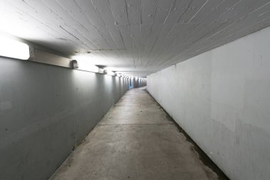 güvenli ve iyi aydınlatılmış alt geçit ve beton koridor bir tr altında