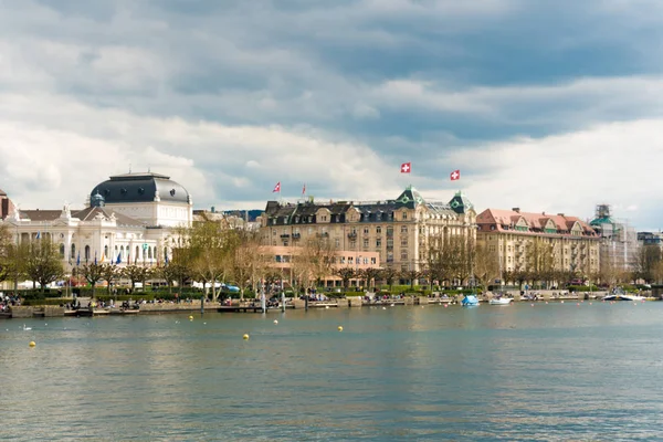 Blick auf den Zürichsee und die Innenstadt mit dem Opernhaus — Stockfoto