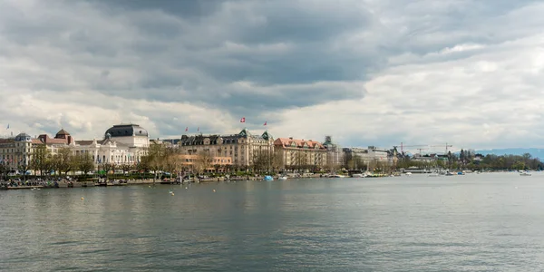 Blick auf den Zürichsee und die Innenstadt mit dem Opernhaus — Stockfoto