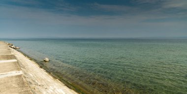 Beton Embankment ve w ile güzel göl kıyı doğa görünümü