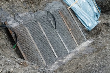 bir ekskavatör de eğim takviye için döşeme beton ve nervürlü demir