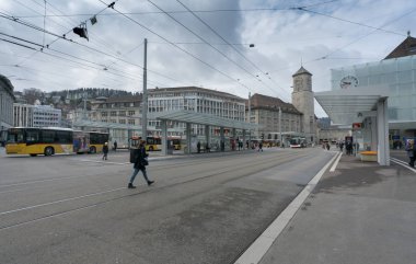 St. Gallen, SG/Isviçre-8 Nisan 2019: Sankt Gallen Tren İstasyonu ve yerel otobüsler ve banliyö trenler hakkında birçok kişi ile toplu taşıma hub bırakarak