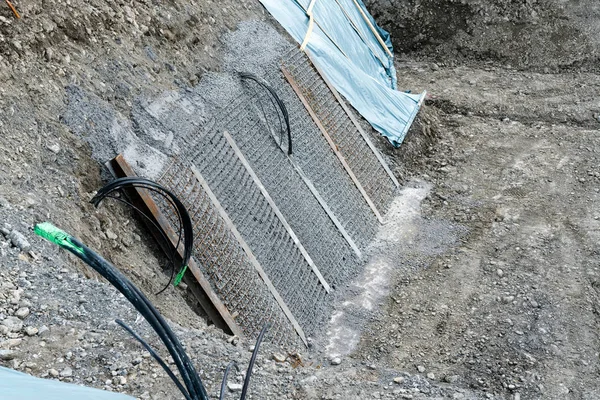 Deska z betonu a rebarů pro zpevnění na svahu na excav — Stock fotografie