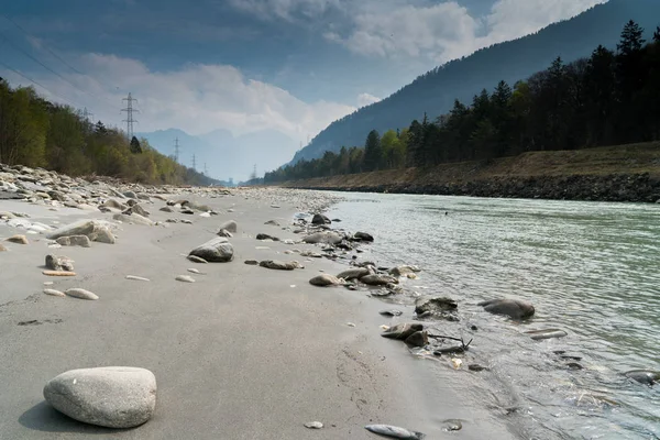 El río Rin en el paisaje montañoso con el poder de alta tensión — Foto de Stock