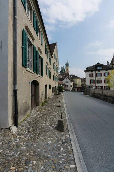 Maienfeld, GR / Suíça - 13 de abril de 2019: vila histórica suíça de Maienfeld com o centro da cidade e a torre da igreja — Fotografia de Stock