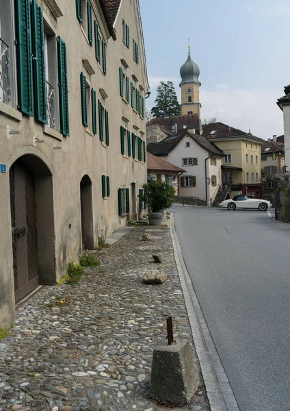 Maienfeld、Gr/スイス-4 月13日、2019: 町の中心部と教会の尖塔と通りを横断する古いタイマーの車と Maienfeld の歴史的なスイスの村 — ストック写真