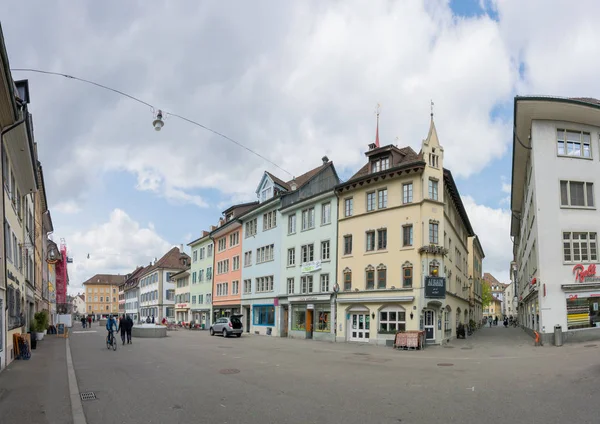 Winterthur, zh/Švýcarsko-8. dubna 2019: ruch a shon ve starém městě Winterthur s lidmi, kteří si pojí obchody a nakupují — Stock fotografie