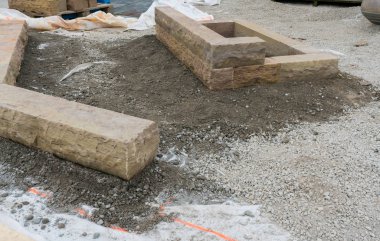 bir peyzaj eksileri sırasında kırmızı granit bir taş duvar bina