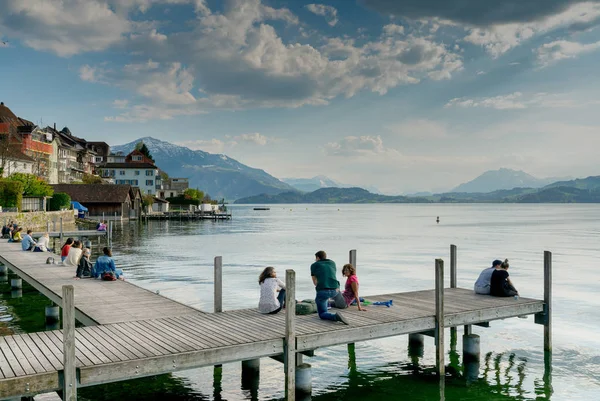 Zug, Zg / İsviçre - 20 Nisan 2019: insanlar bir güzelliğin tadını çıkarıyor — Stok fotoğraf