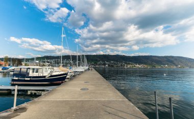 Zug, Zg / İsviçre - 20 Nisan 2019: insanlar boa 'larına yürür