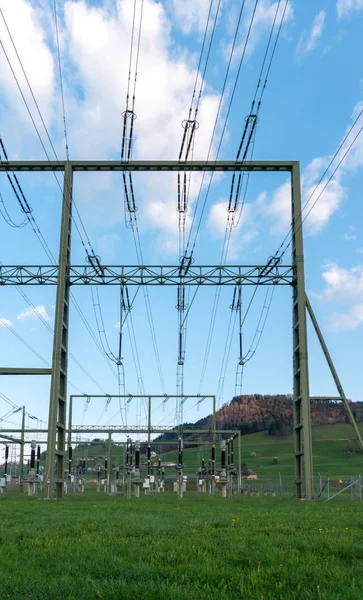Gran central eléctrica en las colinas de Suiza suministra el bac — Foto de Stock