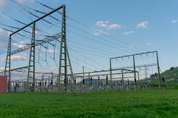 Grande central elétrica nas colinas da Suíça fornece o bac — Fotografia de Stock