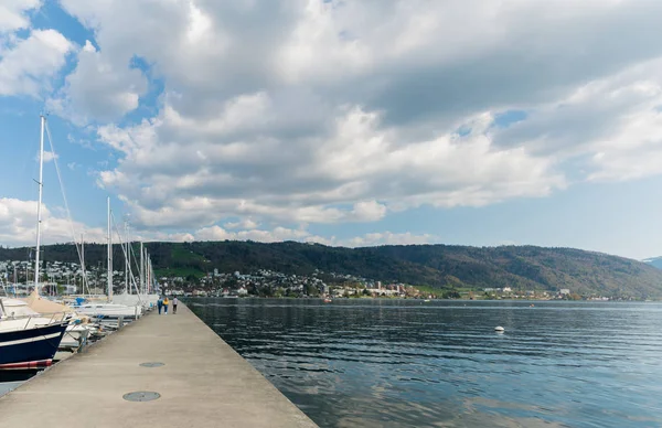 Zug, Zg / Switzerland - 20 квітня 2019: люди йдуть на боа — стокове фото