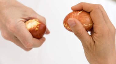 erkek ve kadın yumurta doğal renkli yumurta ile Paskalya dokunarak