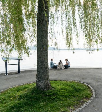 Zug, Zg / İsviçre - 20 Nisan 2019: gençler rahat ve enjo