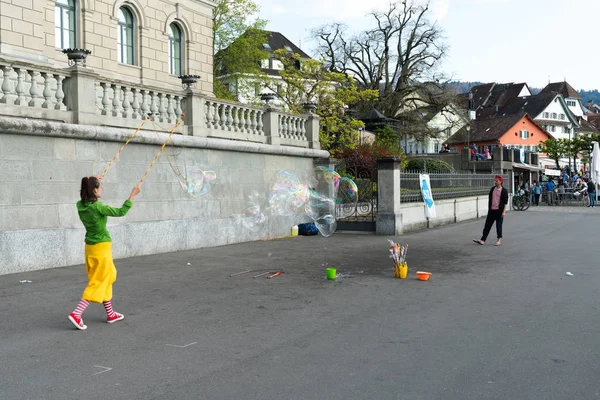 Zug, ZG / Suiza - 20 de abril de 2019: artistas callejeros haciendo gi — Foto de Stock