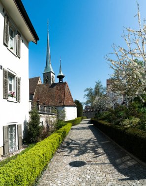 Sw Zug kentinde Sankt Oswald kiliseye giden patika