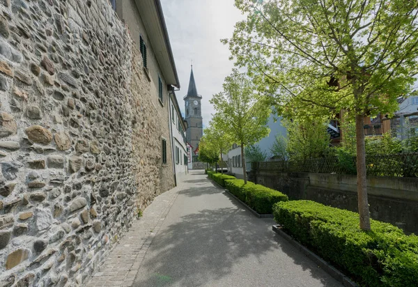 Pohled na starou městskou zeď a kostel ve švýcarské vesnici ste — Stock fotografie