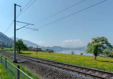 göl ve dağlar ve tren rayları ile bahar manzara