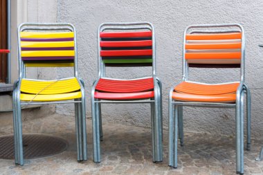 renkli bahçe veranda sandalye yığılmış ve kilitli