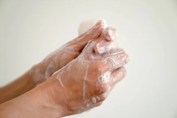 Close up de mulher lavar as mãos com uma barra de sabão e sabão — Fotografia de Stock