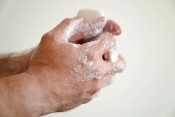 Close up de homem lavar as mãos com uma barra de sabão e sabão s — Fotografia de Stock