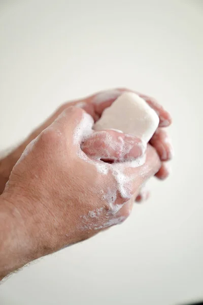 Close up de homem lavar as mãos com uma barra de sabão e sabão s — Fotografia de Stock