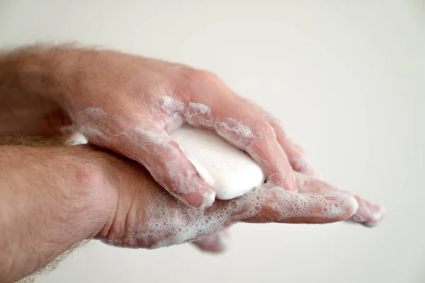 Close up de homem lavar as mãos com uma barra de sabão e sabão s — Fotografia de Stock