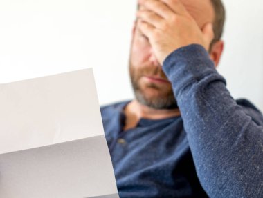 adam o bir mektup seçici odak alır kötü haber tepki