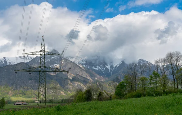 Svájci hegyi táj nagy feszültségű vezetékek fut, és a — Stock Fotó
