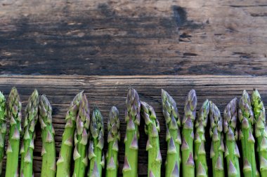 eski bir rustik kahverengi ahşap tabl taze organik yeşil kuşkonmaz