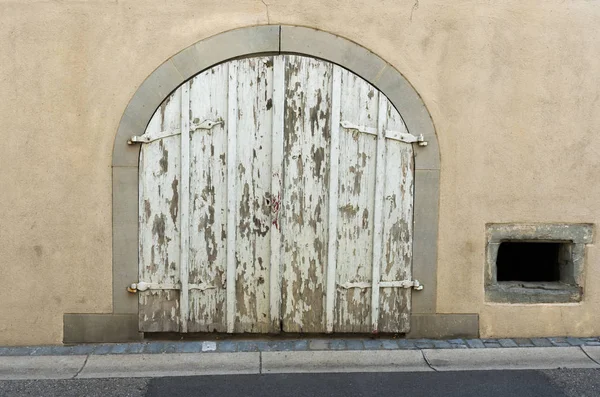 Detalle vista de una antigua puerta de madera rústica en una casa frente — Foto de Stock