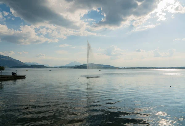 Geysir und Brunnen im Zugsee in der Schweiz — Stockfoto