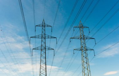 bir bl altında iki uzun kafes haçlar ve yüksek gerilim güç hatları