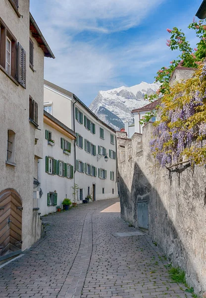 Maienfeld, GR/Zwitserland-7 mei 2019: smalle kasseien Str — Stockfoto