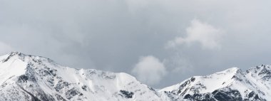 karla kaplı zirveleri ve etkileyici bulutlu manzara ile panorama dağ manzara