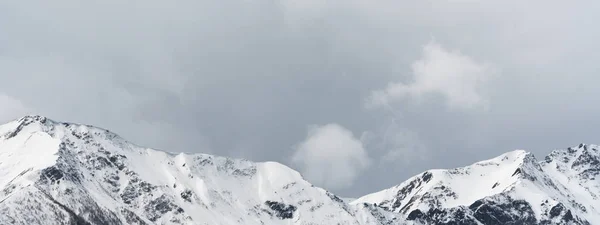 Paisaje Montañoso Panorámico Con Picos Nevados Expresivo Paisaje Nuboso — Foto de Stock