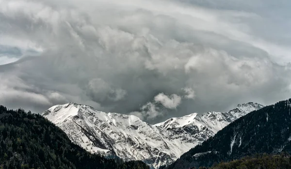 Paisaje Montañoso Panorámico Con Picos Nevados Expresivo Paisaje Nuboso — Foto de Stock