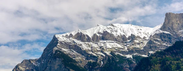 Karla Kaplı Zirveleri Etkileyici Bulutlu Bir Dağ Manzarası — Stok fotoğraf