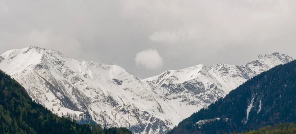 Karla Kaplı Zirveleri Etkileyici Bulutlu Manzara Ile Panorama Dağ Manzara — Stok fotoğraf