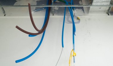 spiraller tavandan asılı renkli elektrik kabloları bir