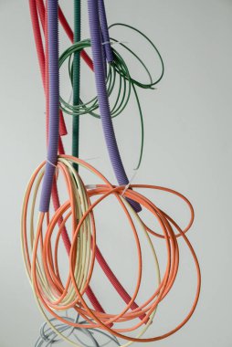 spiraller tavandan asılı renkli elektrik kabloları bir