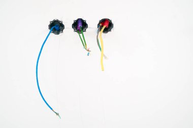spiraller tavandan asılı renkli elektrik kabloları bir
