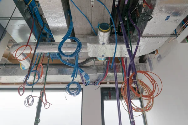 spiraller tavandan asılı renkli elektrik kabloları bir