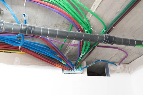 Coloridos tubos de plástico para cables eléctricos en el sub techo i —  Fotos de Stock